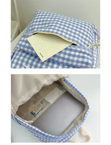 Detailweergave van de binnenkant van de blauw geruite rugzak met laptopvak en voorvak