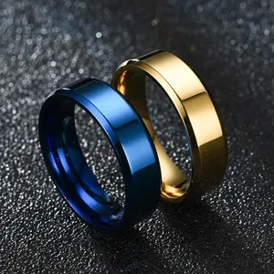 Détail de bagues polies en acier inoxydable de 6 mm aux bords biseautés en fini doré et bleu