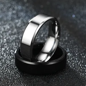 Vue macro détaillée de bagues en acier inoxydable de 6 mm polies en argent et noir