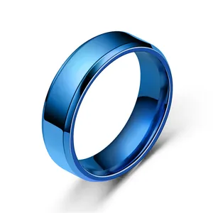 Gros plan d'une bague en acier inoxydable poli bleu de 6 mm avec des bords biseautés.