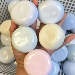 Gros plan de balles anti-stress mochi squishy colorées tenues à la main pour démo