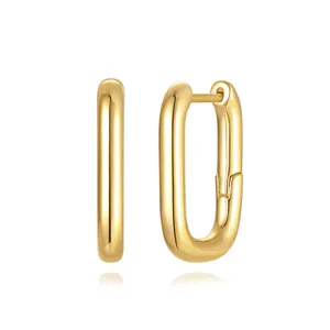 Makroaufnahme der glatten Goldvergoldung und der eleganten ovalen Form der Ohrringe.