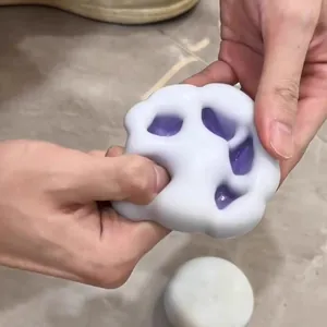 Vue détaillée d'un jouet mochi squishy pressé à la main pour soulager le stress au quotidien.