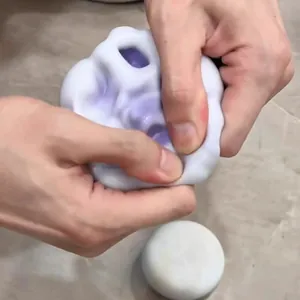 Gros plan détaillé d'un jouet anti-stress mochi DIY à rebond lent pour se détendre