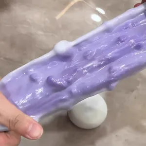 Gros plan montrant l'élasticité extrême et la texture douce du jouet anti-stress violet