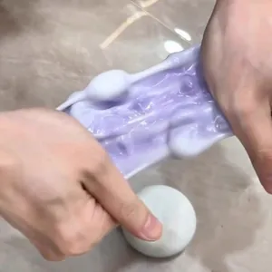 Détail d'un jouet anti-stress en mochi violet DIY étiré manuellement pour la détente