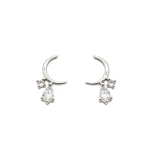 Orecchini a lobo luna in argento S925 con zirconi a goccia pendenti e luccicanti.