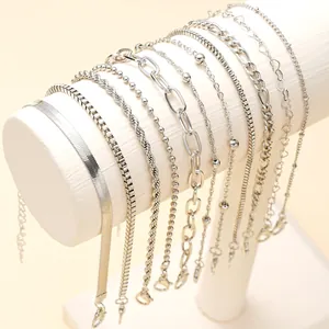 Detail eines 11-teiligen minimalistischen silbernen Kettenarmband-Sets auf Ständer