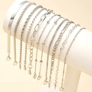 Detailansicht eines 11-teiligen silbernen Armband-Sets mit verschiedenen Kettenstrukturen