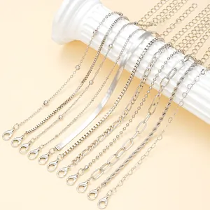 Detailansicht eines 11-teiligen silbernen Kettenarmband-Sets in verschiedenen Designs.