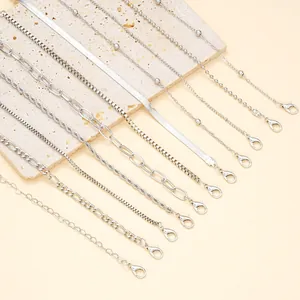11-teiliges Set silberfarbene minimalistische Kettenarmbänder mit Herz- und Perlendetails