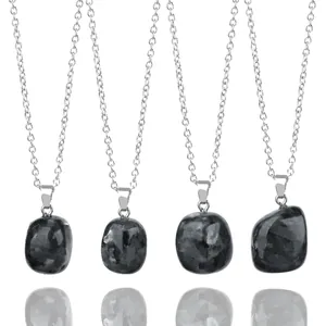 Juego de cuatro collares con colgantes de piedra natural irregular y cadena plateada.