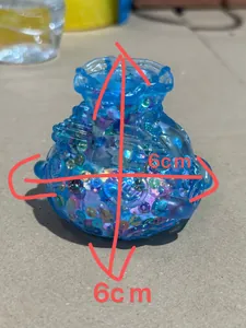 Detalle de cerca del juguete squishy bolsa de dinero azul brillante con medidas 6cm x 6cm