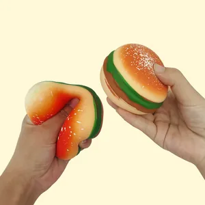 Jouet antistress squishy burger réaliste montrant un effet de compression lente