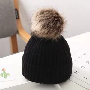 Schwarze Kinder-Strickmütze mit großem Kunstfell-Bommel für wohlige Winterwärme