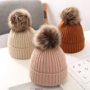 Warme Kinder Strickmütze für den Winter mit weichem Kunstfell-Pompon in drei Farben