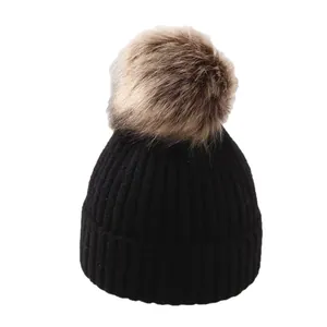 Schwarze Kinder Winter Strickmütze mit flauschigem braunem Kunstfell-Bommel für Kälte