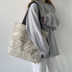 Sac cabas décontracté en toile pour femme avec imprimé journal tendance, grand format.
