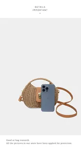 Bolso bandolera vintage de paja tejida con smartphone para referencia de tamaño