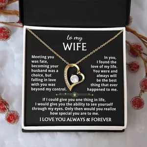 Elegante collar de corazón dorado con piedra CZ y tarjeta con mensaje en caja regalo.