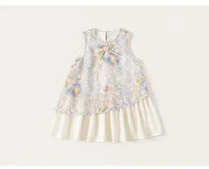Vue détaillée d'une robe fleurie sans manches avec texture dentelle et nœud ruban
