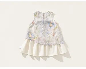 Vue arrière détaillée d'un ensemble fille avec veste fleurie et jupe plissée crème.