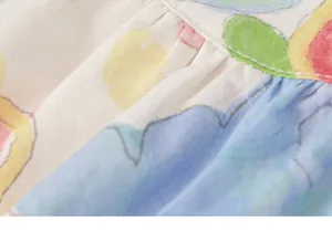 Makroaufnahme von buntem Graffiti-Druck auf weichem Baumwollstoff für Mädchen-Sommerkleider