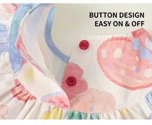 Nahaufnahme des Ausschnitts eines Baumwollkleids für Babys mit roten Knöpfen und Druck.