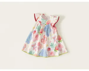 Nahaufnahme von ärmellosem Baumwollkleid für Mädchen mit buntem Obst- und Blumen-Doodle-Print