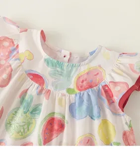 Detailansicht eines ärmellosen Mädchenkleides aus Baumwolle mit bunten Grafitti-Obstprints.
