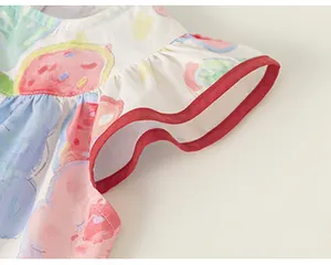 Nahaufnahme des Rüschenärmels mit rotem Rand am bunten Mädchen-Baumwollkleid mit Doodle-Print
