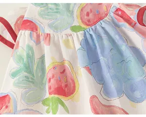 Detailansicht eines lebhaften, farbenfrohen Frucht Graffiti Aufdrucks auf einem Sommerkleid