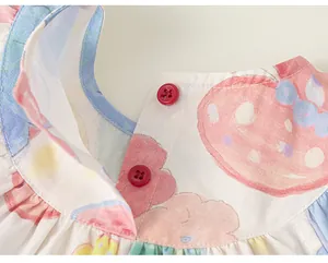 Detailansicht von Halsausschnitt und Knöpfen am bunten Baumwollkleid für Kleinkinder