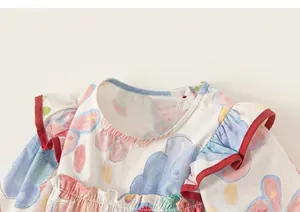 Detailaufnahme eines Baumwollkleides für Mädchen mit Graffiti-Print und Rüschenschultern.