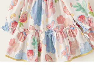 Nahaufnahme des Erdbeer- und Hasen-Doodle-Prints auf dem Baumwollkleid für Mädchen