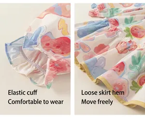 Detailansicht der elastischen Manschetten und des Saums am bunten Graffiti-Baumwollkleid.