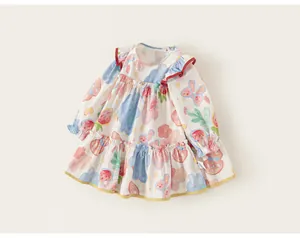 Detailansicht eines Baumwollkleides für Mädchen mit bunten Aquarell-Graffiti-Prints.