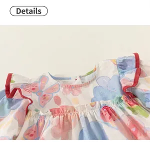 Nahaufnahme von ärmellosem Baumwollkleid für Mädchen mit Aquarell-Graffiti und Rüschen