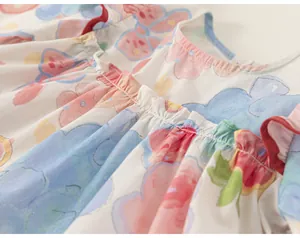 Nahaufnahme des bunten floralen Graffiti-Musters auf dem Baumwollkleid für Mädchen