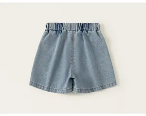 Vista trasera de pantalones cortos vaqueros azul claro casuales con cintura elástica