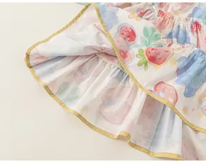 Detailaufnahme des Baumwollkleids für Mädchen mit buntem Graffiti-Print und Rüschen