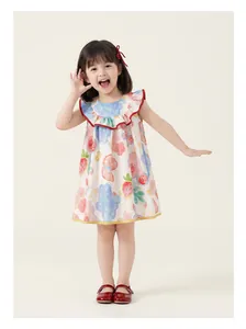 Süßes ärmelloses Baumwollkleid für Mädchen mit bunten Aquarell-Frucht-Doodles für den Sommer.