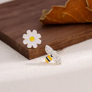 Boucles d'oreilles asymétriques marguerite et abeille élégantes avec strass brillants