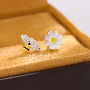 Boucles d'oreilles asymétriques abeille et marguerite en argent avec strass étincelants