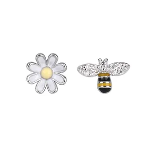 Élégantes boucles d'oreilles asymétriques marguerite et abeille avec strass brillants