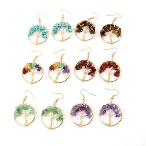 Boucles d'oreilles Arbre de Vie dorées faites main avec des éclats de pierres naturelles.