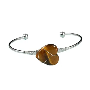 Bracciale rigido in argento con occhio di tigre a forma di cuore e filo intrecciato