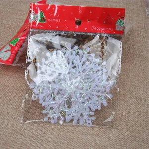 Weiße PVC-Kunststoff-Schneeflocken in Einzelhandelsverpackung für Weihnachtsdekorationen.