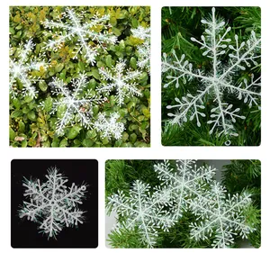 Weiße PVC-Schneeflocken für den Weihnachtsbaum und festliche Schaufensterdekoration.