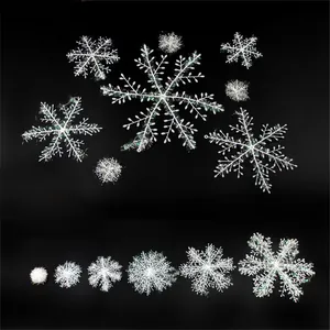 Dekorative weiße PVC-Schneeflocken in verschiedenen Größen für Weihnachtsbaum und Fenster